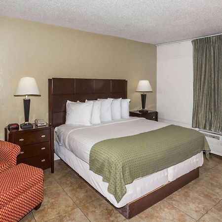 Days Inn By Wyndham St. Petersburg / Tampa Bay Area Pinellas Park Eksteriør billede