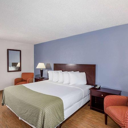 Days Inn By Wyndham St. Petersburg / Tampa Bay Area Pinellas Park Eksteriør billede