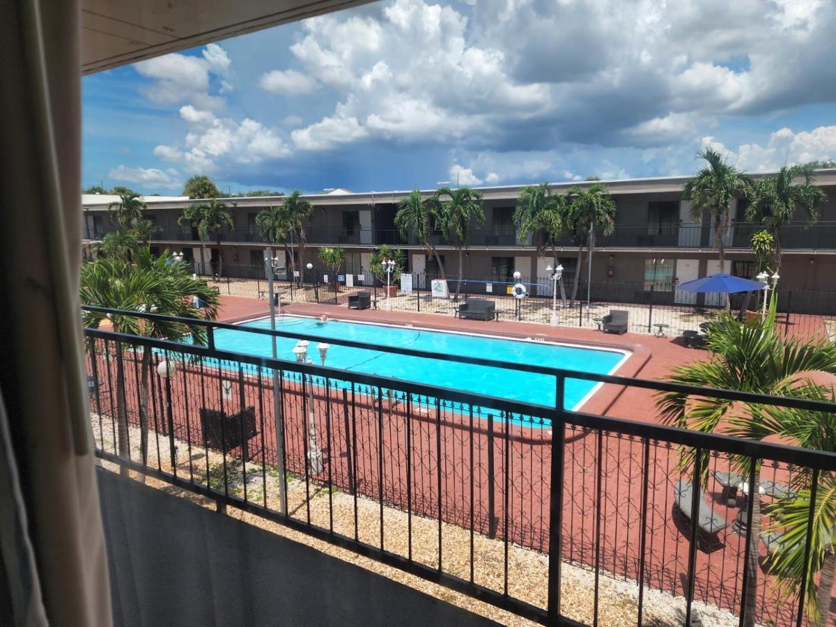 Days Inn By Wyndham St. Petersburg / Tampa Bay Area Pinellas Park Eksteriør billede