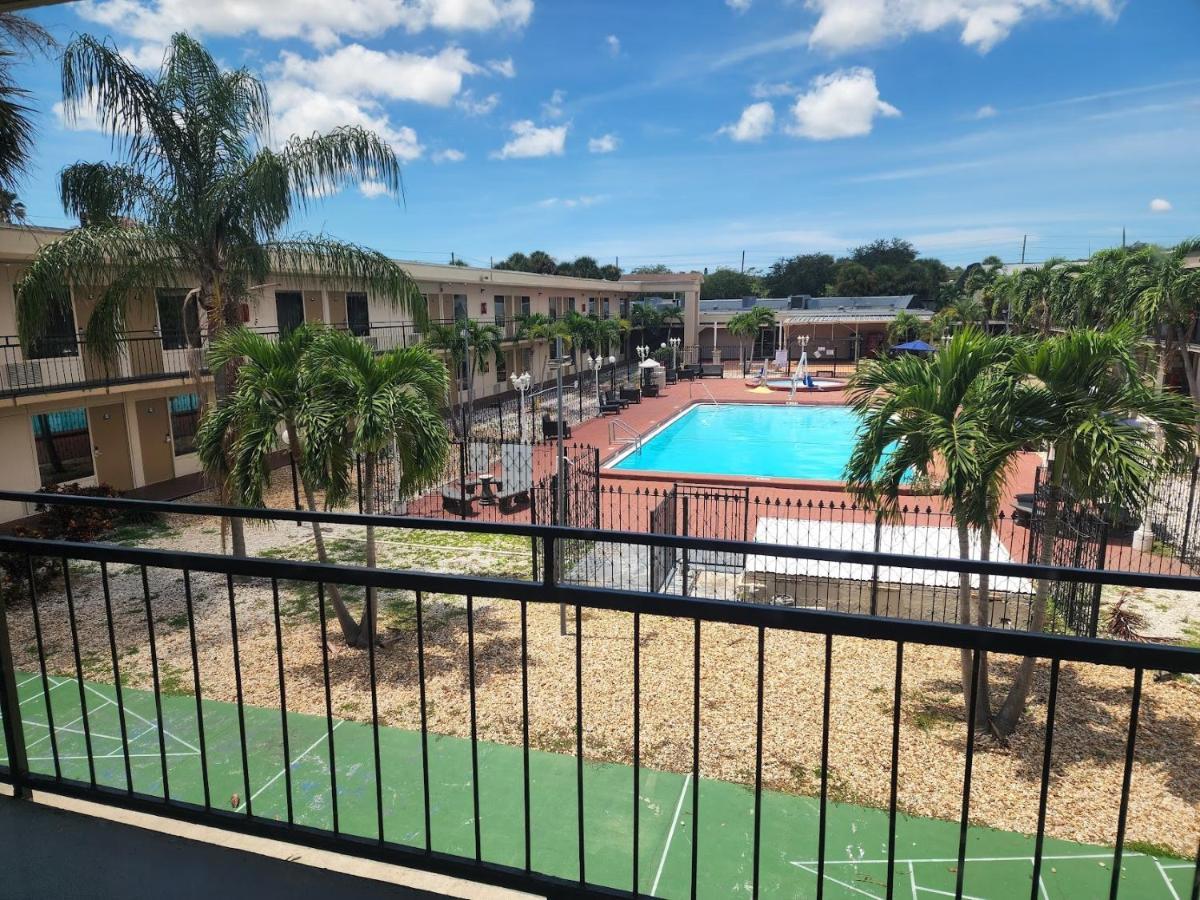 Days Inn By Wyndham St. Petersburg / Tampa Bay Area Pinellas Park Eksteriør billede