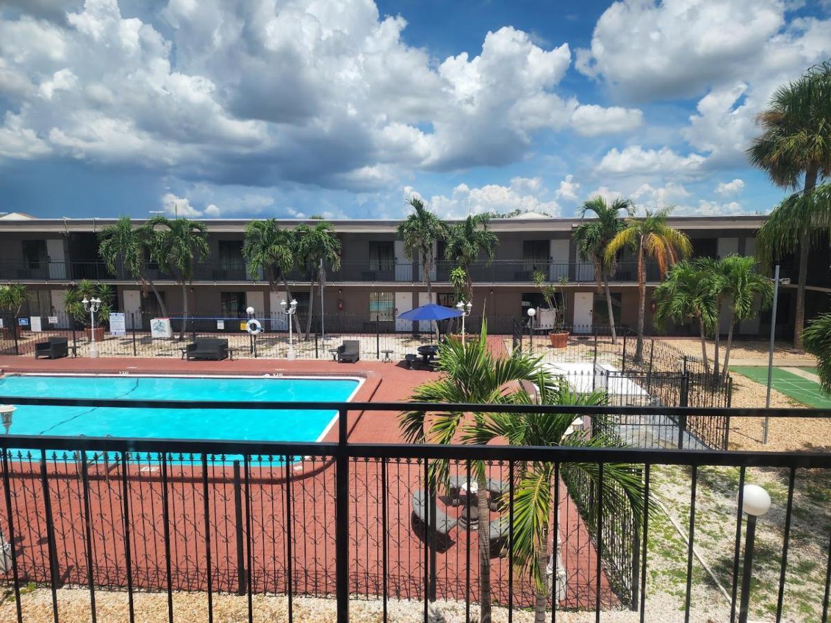 Days Inn By Wyndham St. Petersburg / Tampa Bay Area Pinellas Park Eksteriør billede