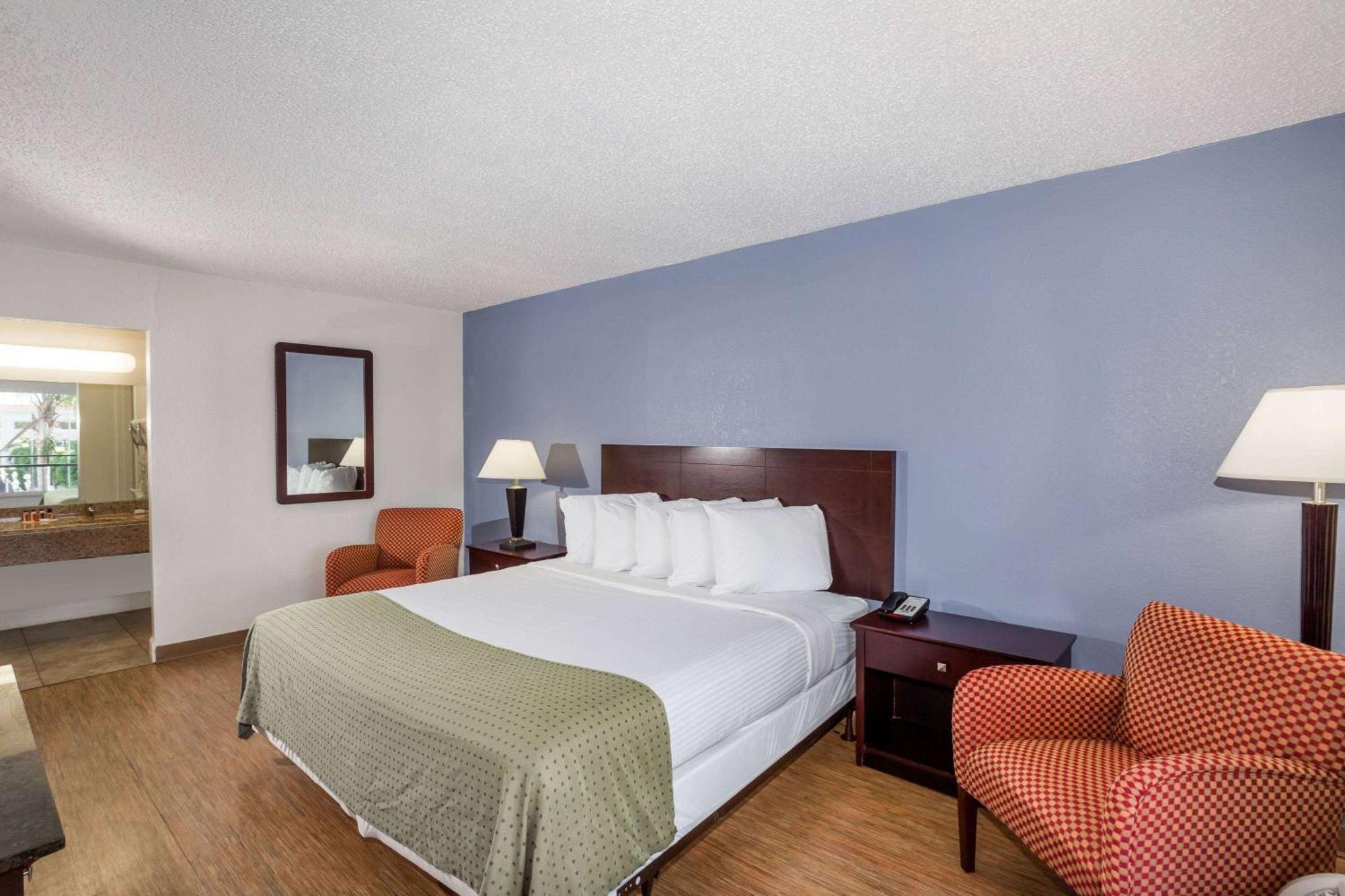 Days Inn By Wyndham St. Petersburg / Tampa Bay Area Pinellas Park Eksteriør billede