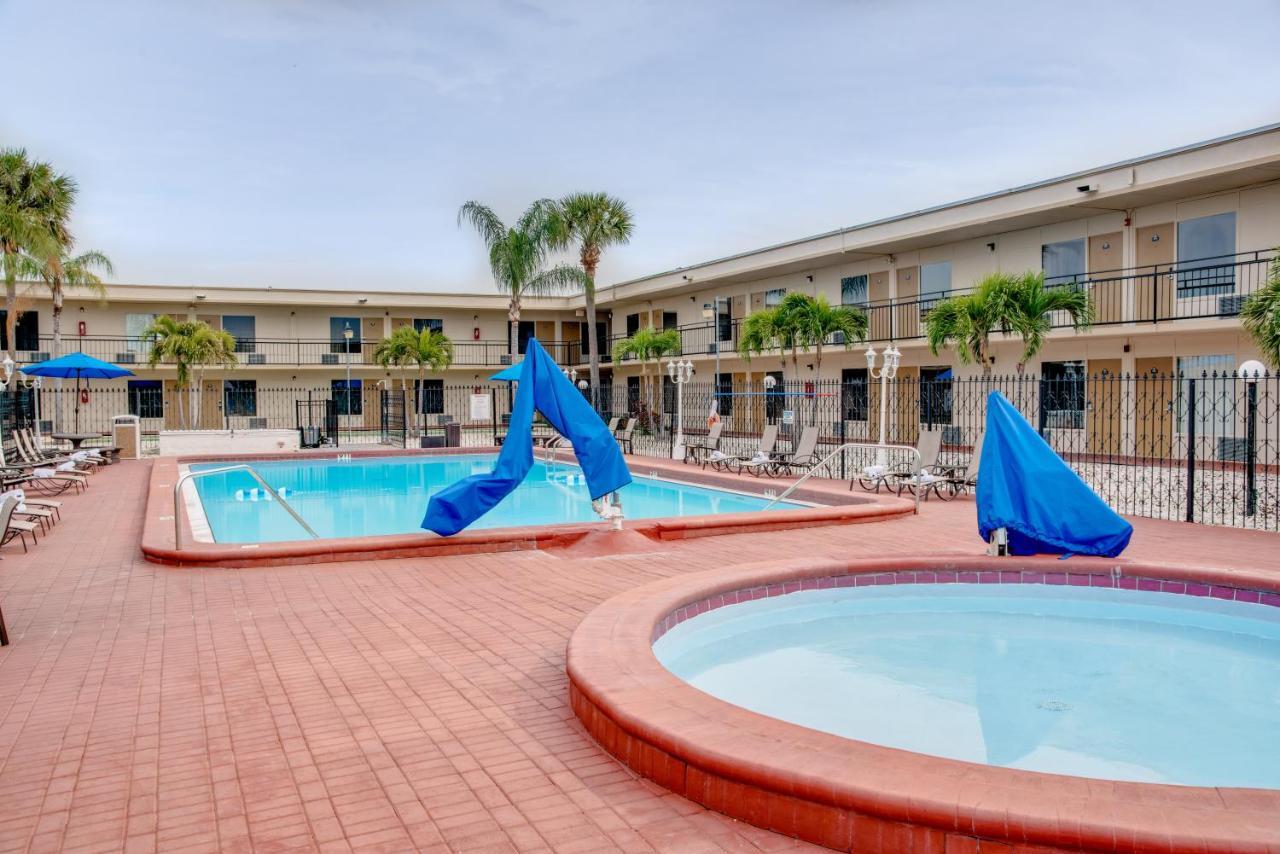 Days Inn By Wyndham St. Petersburg / Tampa Bay Area Pinellas Park Eksteriør billede