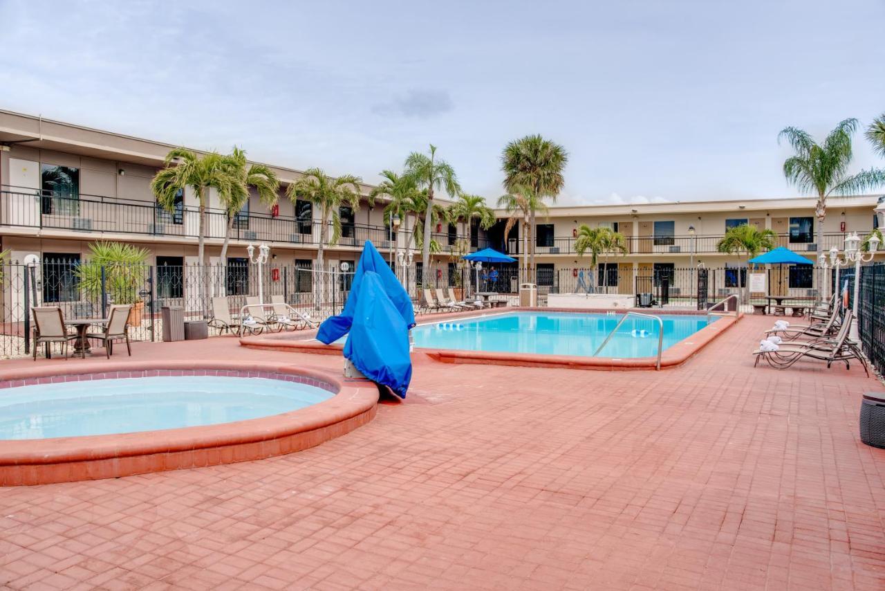 Days Inn By Wyndham St. Petersburg / Tampa Bay Area Pinellas Park Eksteriør billede