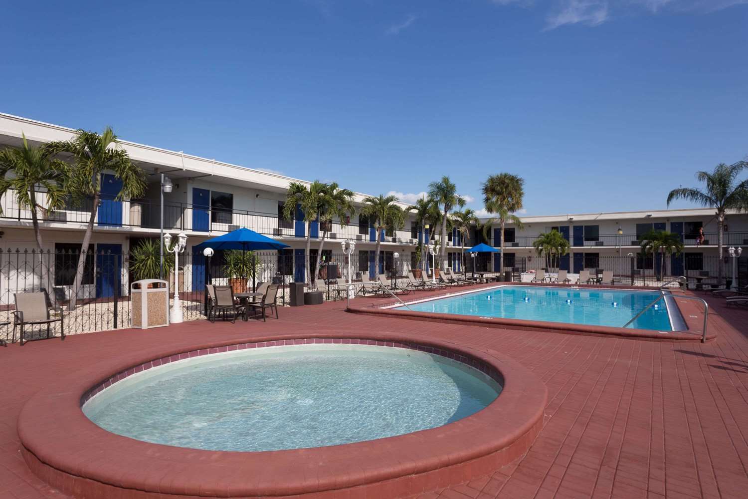 Days Inn By Wyndham St. Petersburg / Tampa Bay Area Pinellas Park Eksteriør billede